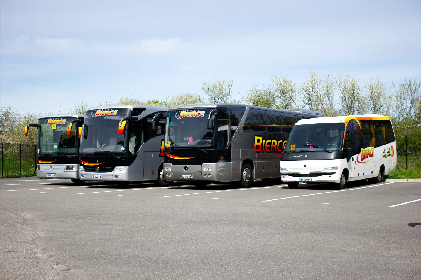 Quelques cars de tourisme